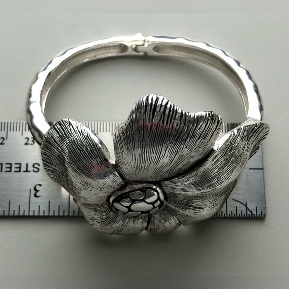 🎉🎉Chunky Silver Tone Flower Bracelet - Picture 8 of 12